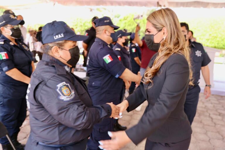 Entrega Evelyn Salgado uniformes a los mil 328 elementos operativos de la Policía Auxiliar del Estado