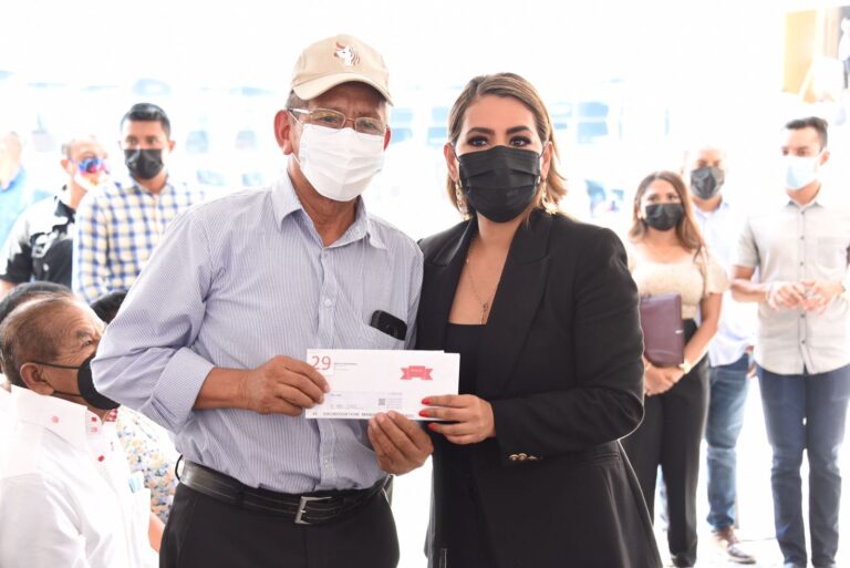 ENTREGA EVELYN SALGADO A ADULTOS MAYORES RECURSOS DEL PROGRAMA ENVEJECIMIENTO DIGNO