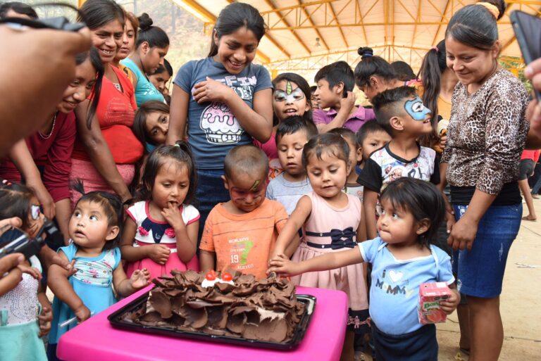 Por instrucciones de la gobernadora Evelyn Salgado Pineda dependencias del gobierno estatal  llevan alegría a la niñez de La Sierra de Chilpancingo