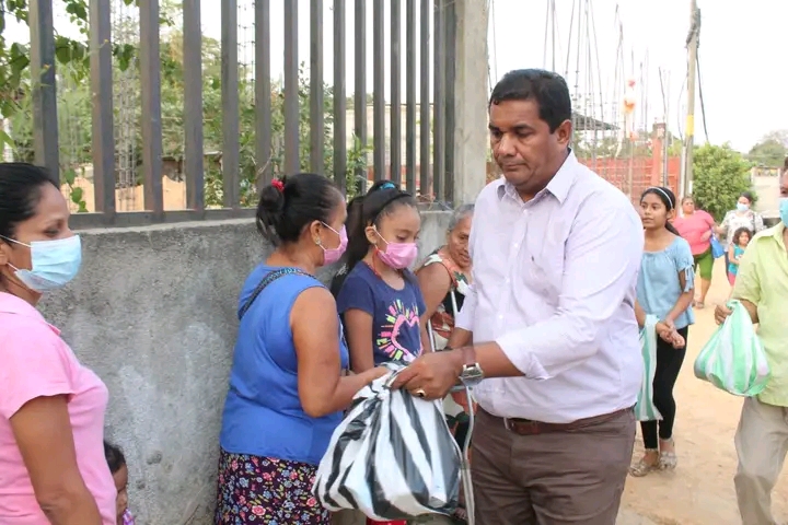 Continua con su labor humanitaria, el presidente municipal, EFREN Adame Montalván, visitó la colonia La Panorámica, el barrio del Pescadillo y los lavaderos, entrego asistencia alimenticia y juguetes a los infantes