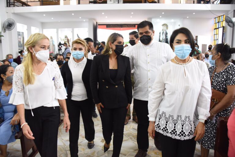 Convive Gobernadora Evelyn Salgado con vecinos para conmemorar el «Día de la Cruz» en Chilpancingo