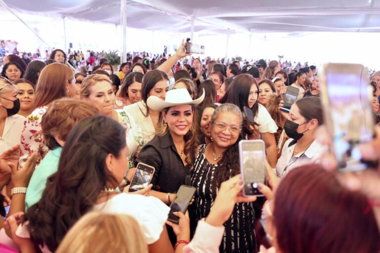 Celebra Evelyn Salgado el «Día de las Madres» con trabajadoras del Gobierno del Estado
