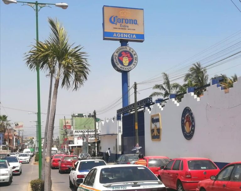 Expendedores de cerveza, bloquearon la entrada a la bodega de la corona, sin dejar entrar y salir camiones repartidores, debido al desabasto del producto el cual únicamente se los venden a 9 acaparadores. Se quejaron que el cartón de ¼ que esta promocionado a 165 se losa venden a 250 y la cerveza de ¼, de 265 se los dejan a 300 pesos por cartón.