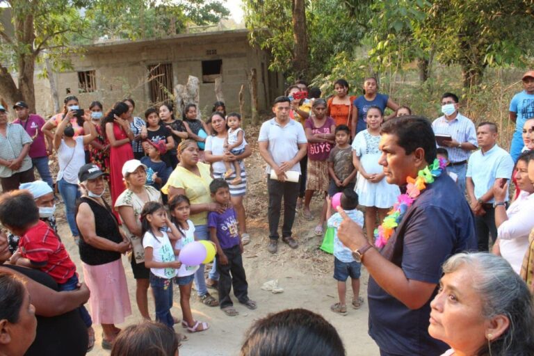 Inaugura Efrén Adame Montalván, la ampliación de Energía Eléctrica, en la Col. Luis Donaldo Colosio.