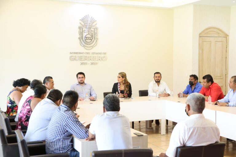 La gobernadora Evelyn Salgado Pineda sostuvo una reunión con representantes y promotores de los cuatro municipios de nueva creación, Ñuu Savi, San Nicolás, Santa Cruz del Rincón y Las Vigas