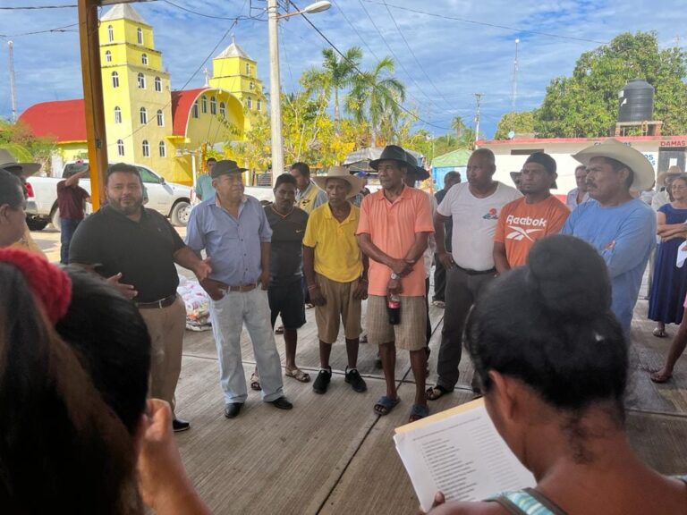 CUMPLE EL GOBIERNO DE EVELYN CON ENTREGA DE APOYOS A PESCADORES DE CHAUTENGO