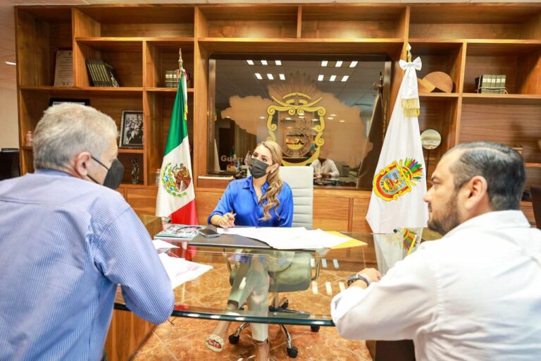 EN REUNIÓN DE TRABAJO, LA GOBERNADORA EVELYN SALGADO PINEDA, CON EL TITULAR DE LA SECRETARÍA DE CONTRALORÍA Y TRANSPARENCIA GUBERNAMENTAL GUERRERO