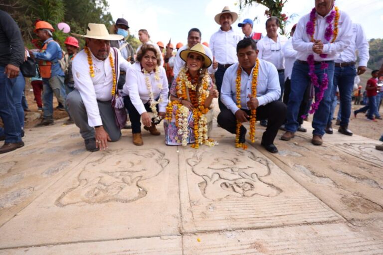 Supervisa Evelyn Salgado avances de pavimentación artesanal de caminos en La Montaña de Guerrero