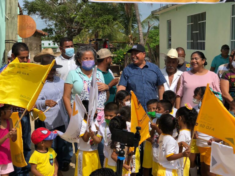 En gira de trabajo por la comunidad de Monte Alto, el Alcalde Tomás Hernández Palma, en compañía de la Sub-Secretaria de Promoción Turística del Gobierno del Estado Guadalupe Soberanis, dio inicio a la pavimentación del circuito vial en dicha localidad.