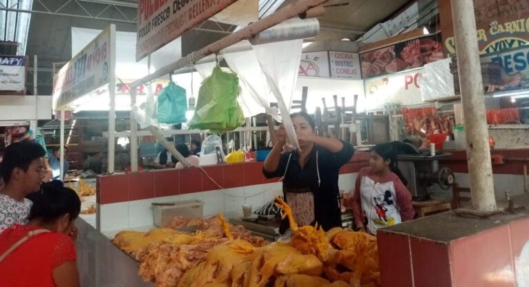Presidenta Norma Otilia Hernández informa que este miércoles de manera parcial inició la venta de pollo en el mercado Central «Baltazar R. Leyva Mancilla»