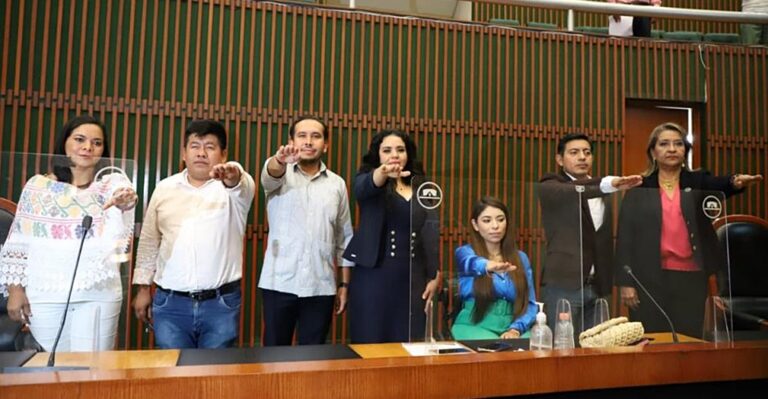 TOMAN PROTESTA DIPUTADAS Y DIPUTADOS INTEGRANTES DE LA  MESA DIRECTIVA PARA EL SEGUNDO AÑO DE EJERCICIO LEGISLATIVO