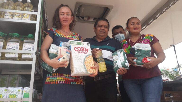 Inaugura Luis Cabrera Aguirre, el inicio de la tienda móvil de diconsa, la cual esta instalada en la plaza cívica de Ometepec, en representación del presidente municipal Efrén Adame Montalván.