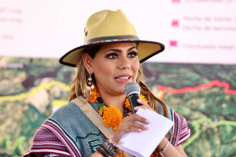 Supervisan Evelyn Salgado y el presidente López Obrador avances del programa de pavimentación de caminos artesanales en la Montaña de Guerrero