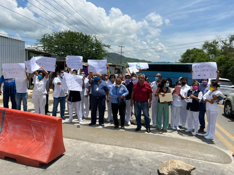 CONTINÚAN LAS PROTESTAS FRENTE AL NUEVO HOSPITAL GENERAL DE ACAPULCO SE PIDEN TOPES Y VIBRADORES ASÍ COMO SEÑALIZACIONES PARA EVITAR ATROPELLAMIENTOS Y MUERTES EN ESTA ENTRADA AL HOSPITAL