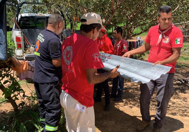 Se entregan apoyos a familias afectadas por lluvias en el municipio de Atoyac de Álvarez