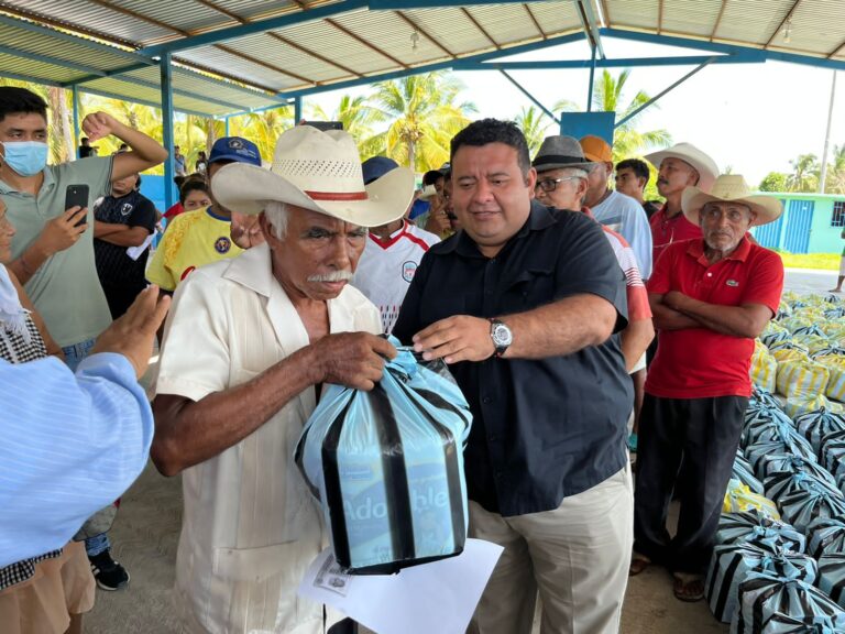 Entrega gobierno del estado apoyos a cooperativas Pesqueras de la Costa Chica