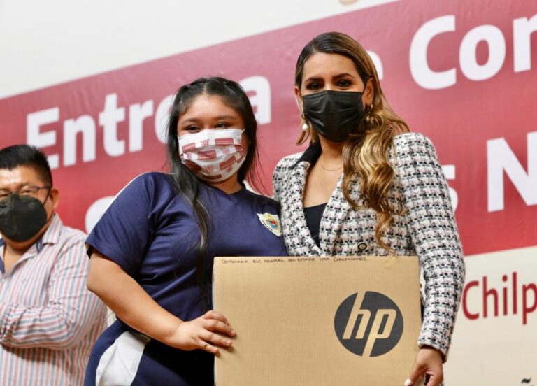 Entrega Evelyn Salgado equipos de cómputo a mil 305 estudiantes normalistas de Guerrero