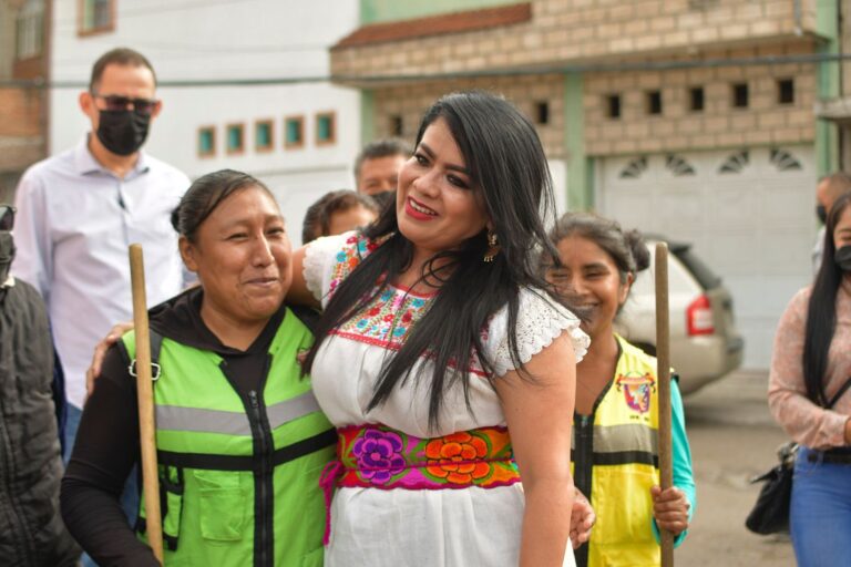 Cumple presidenta Norma Otilia Hernández con trabajadores de Servicios Públicos