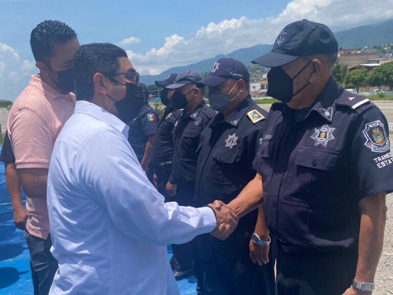 Dignifica el secretario de Seguridad Pública Evelio Méndez Gómez a Policías de Tránsito con entrega de uniformes
