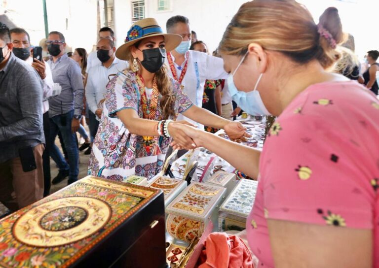 Impulsa Evelyn Salgado artesanías de Olinalá y anuncia obras sociales para este municipio de la Montaña de Guerrero