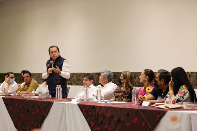 El exrector de la Universidad Autónoma de Guerrero (UAGro), Javier Saldaña Almazán, reveló que «está platicando con todos» para que nuevamente haya una candidatura de unidad a la rectoría, como en la que él fue postulado.