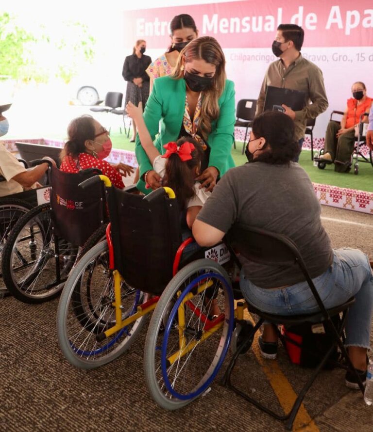 SIN ESCATIMAR RECURSOS, ENTREGA GOBERNADORA EVELYN SALGADO Y LA PRESIDENTA DEL DIF GUERRERO LIZ SALGADO APARATOS FUNCIONALES