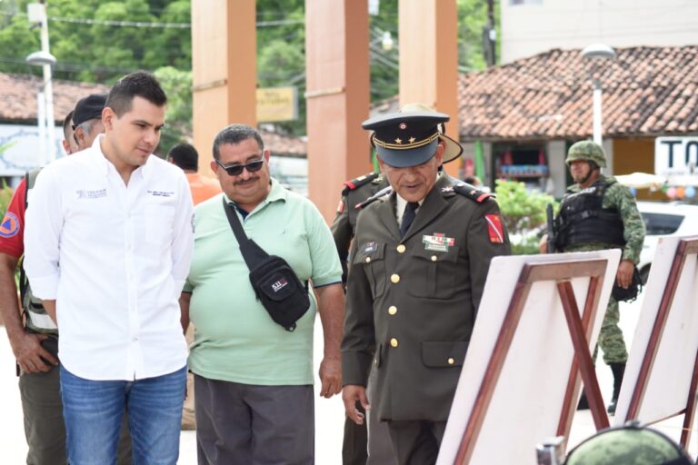 Monta exposición fotográfica personal del 109 Batallón de Infantería en zócalo de Tecpan