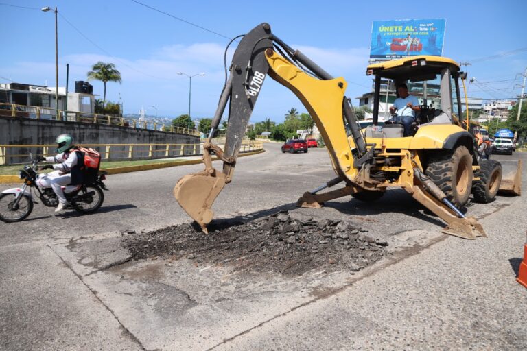 Continúa Gobierno de Acapulco con bacheo de calles y avenidas