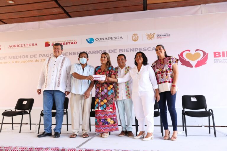 Entregan Evelyn Salgado y el titular de Conapesca tarjetas para el pago del programa Bienpesca