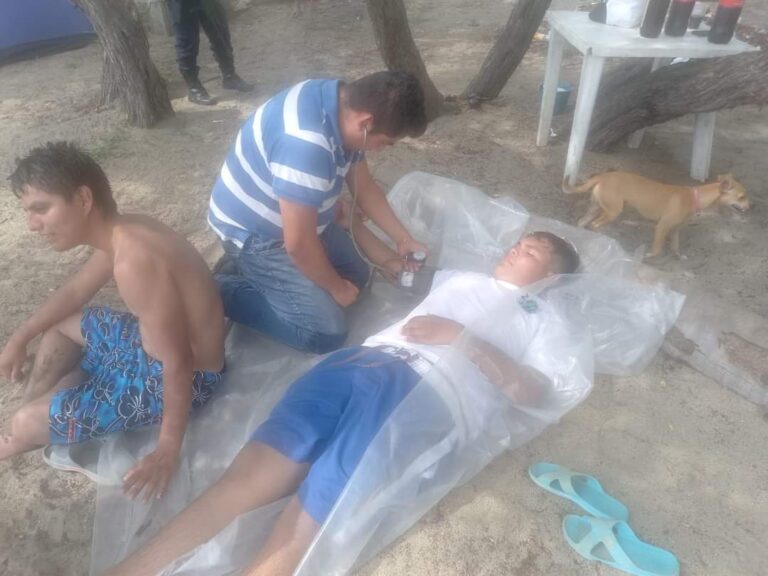 Rescatan de morir ahogados en una playa del municipio de Tecpan a dos jóvenes