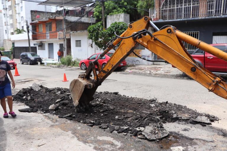 Avanza programa de rehabilitación de calles con concreto asfáltico en Acapulco