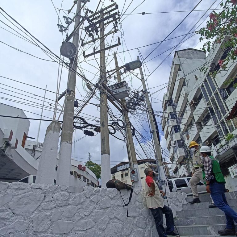 Quita la CFE “diablitos” del primer cuadro de Acapulco