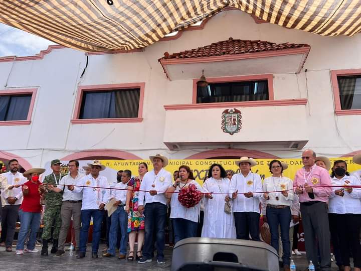 En representación de la Gobernadora Constitucional del estado Evelyn Cecia Salgado Pineda, este domingo, la Secretaria de Cultura Aída Melina Martínez Rebolledo, asistió al Arranque de la Edición XXIII de la “Tradicional Feria del Mole” acompañada por el Presidente Municipal de Teloloapan, Homero Hurtado Flores, llevada a cabo en la cabecera municipal