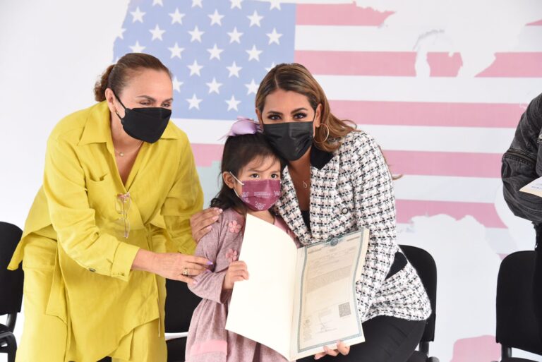 Entrega Evelyn Salgado 300 Certificados de Doble Nacionalidad a la Población México – Americana del Programa «Soy México» en Guerrero