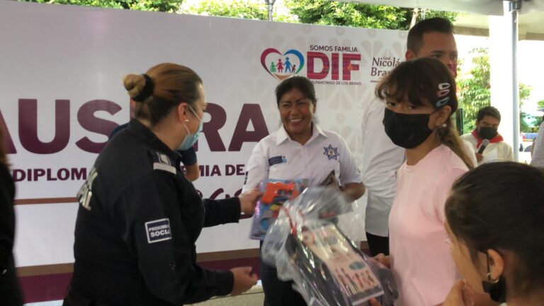 Realiza Ayuntamiento de Chilpancingo intercambio de juguetes bélicos por mochilas escolares