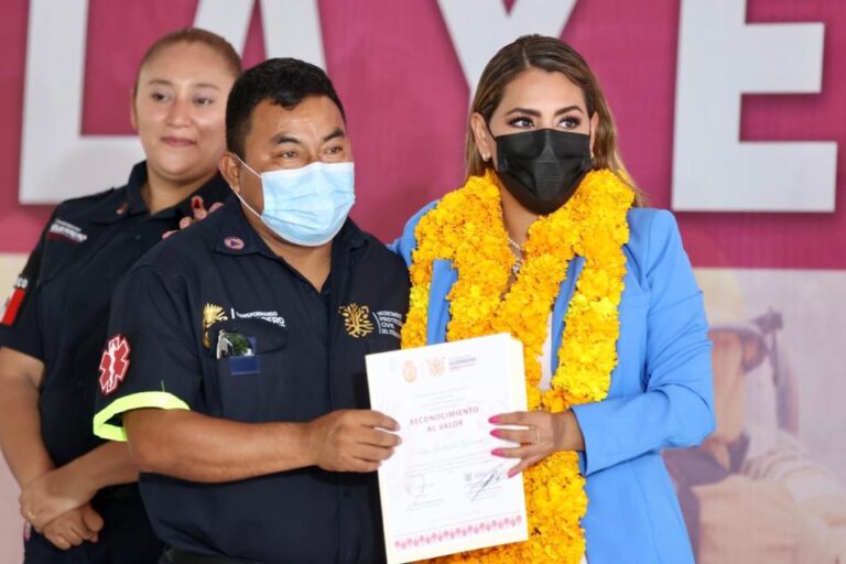 Reconoce Evelyn Salgado valentía y actos heroicos de las y los Bomberos de Guerrero