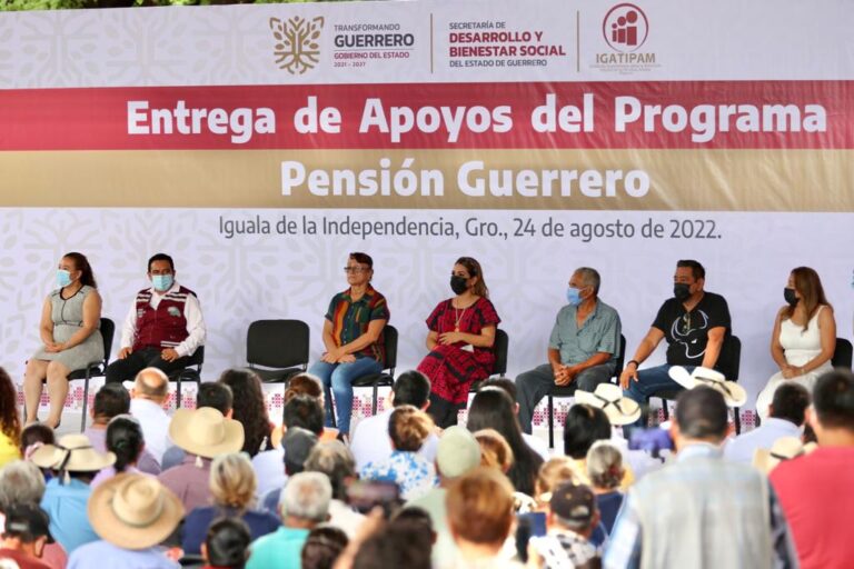 Entrega Evelyn Salgado apoyos del Programa «Pensión Guerrero» a la zona Norte en Iguala