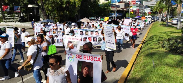 Familias de Acapulco en busca de sus desaparecidos Asociación Civil marchan en la costera de Acapulco