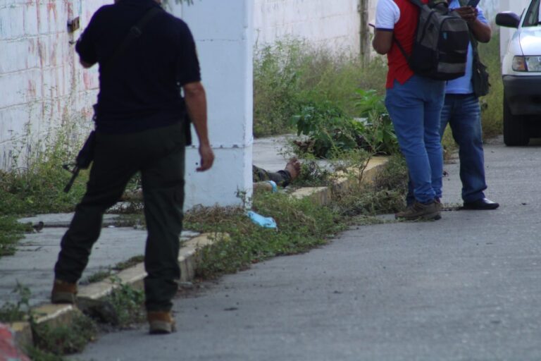 Dejan el cuerpo de un hombre ensangrentado la calle Aguas Blancas