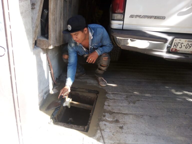 Ayuntamiento de Chilpancingo atiende pozos de drenaje en colonia Libertad