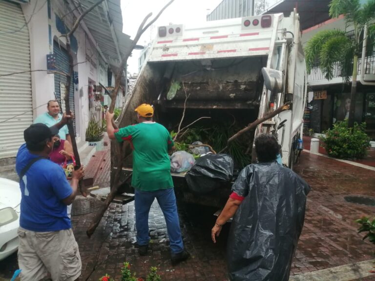 Refuerza Gobierno Municipal operativos de limpieza por afectaciones de la tormenta «Kay»