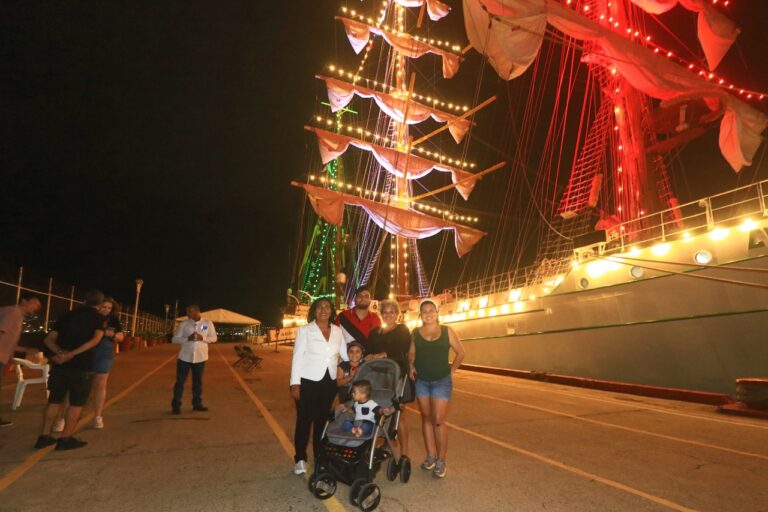 Presencia Abelina López espectáculo de luces del Encuentro Cultural «Velas Acapulco»