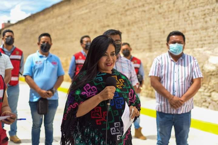 Entrega Norma Otilia Hernández pavimentación de calle en centro de Chilpancingo