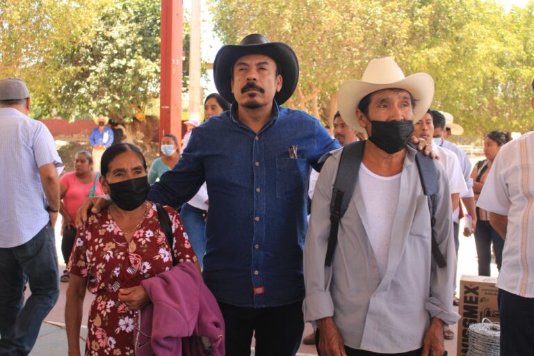 Entrega la Sagadegro apoyos a pequeños agricultores de la región de la Montaña