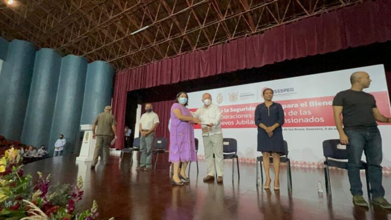 Resultado de la austeridad y al manejo transparente de recursos se entregan tarjetas de incorporación a nómina a jubilados y pensionados del ISSSPEG