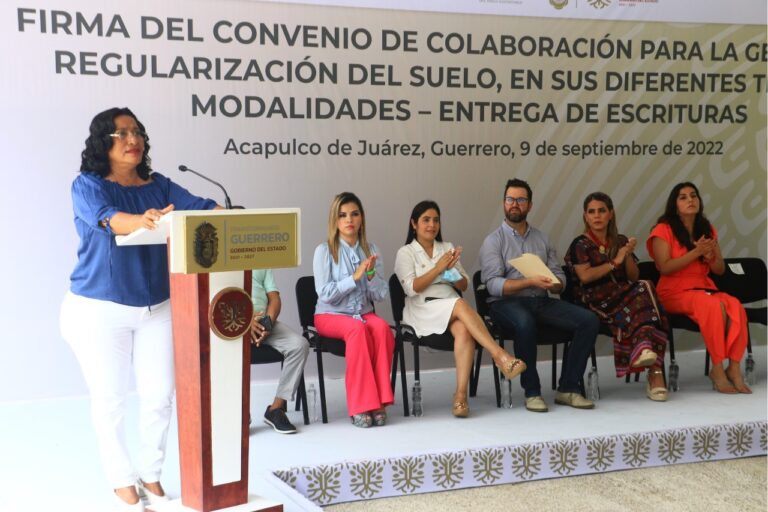 Participa Abelina López, junto a Evelyn Salgado, en firma de convenio con el INSUS