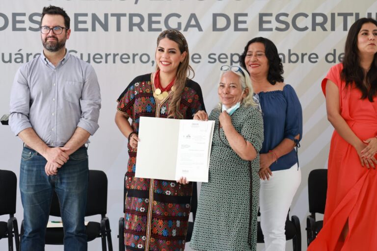 Entrega Evelyn Salgado escrituras a familias de 45 colonias de Acapulco en coordinación con el INSUS