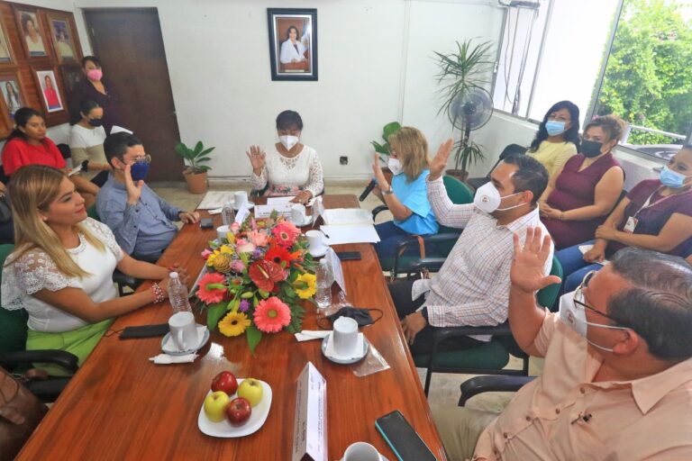 Toman protesta directora e integrantes del patronato DIF