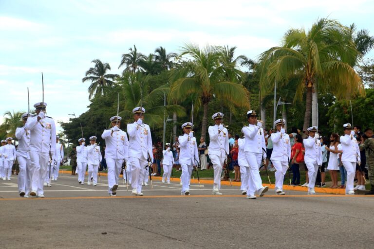 Encabeza Abelina López desfile cívico-militar por la Independencia