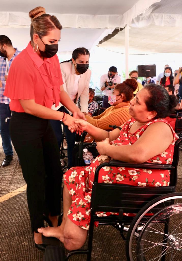 Encabeza la gobernadora Evelyn Salgado y Liz Salgado entrega mensual de aparatos funcionales a beneficiarios de la Costa Chica de Guerrero